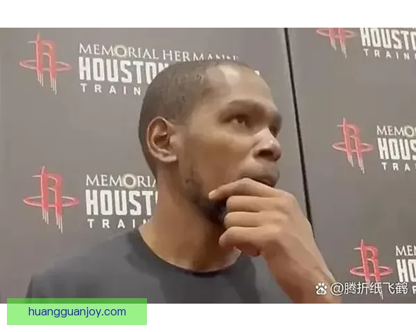 火箭众将庆祝胜利朝杜兰特泼水 乌度卡将比赛用球赠送阿杜